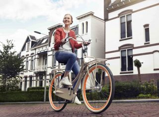 Mädchen fährt auf Gazelle Hollandrad durch die Stadt Besipiel für Stahlgabel						